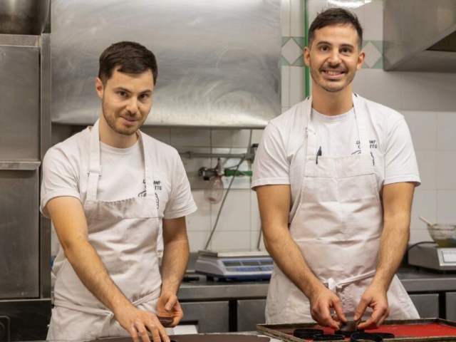 pasticceri al lavoro nel loro laboratorio