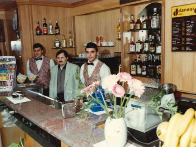 staff del bar in posa dietro il bancone all'inaugurazione della pastricceria